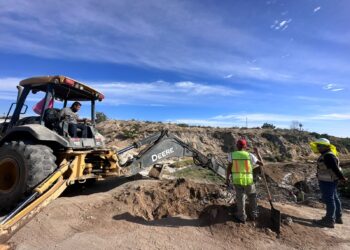 Continúan los trabajos sobre la avenida Prolongación Leona Vicario a la altura de la colonia Lagunitas, para realizar la interconexión de la línea de conducción de agua potable