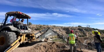 Continúan los trabajos sobre la avenida Prolongación Leona Vicario a la altura de la colonia Lagunitas, para realizar la interconexión de la línea de conducción de agua potable