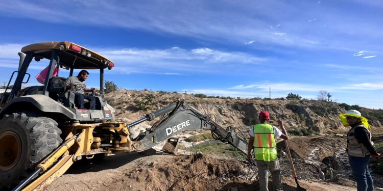 Continúan los trabajos sobre la avenida Prolongación Leona Vicario a la altura de la colonia Lagunitas, para realizar la interconexión de la línea de conducción de agua potable