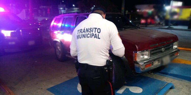 Policía de Los Cabos sanciona a conductores que no respeten los espacios destinados para personas con discapacidad 