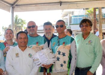 El alcalde de Los Cabos Oscar Leggs Castro recibió por parte de los Colonos de El Médano, una moto Honda 4X4 para el programa de tortugas marinas