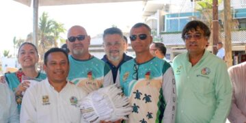El alcalde de Los Cabos Oscar Leggs Castro recibió por parte de los Colonos de El Médano, una moto Honda 4X4 para el programa de tortugas marinas