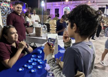 El equipo de la Dirección de Cultura del Agua que dirige la maestra Ana María Ayón López, participó con un módulo informativo de materiales reciclados en la clausura de la Ecoferia en la plaza Amelia Wilkes de Cabo San Lucas