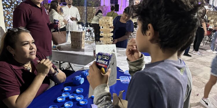 El equipo de la Dirección de Cultura del Agua que dirige la maestra Ana María Ayón López, participó con un módulo informativo de materiales reciclados en la clausura de la Ecoferia en la plaza Amelia Wilkes de Cabo San Lucas