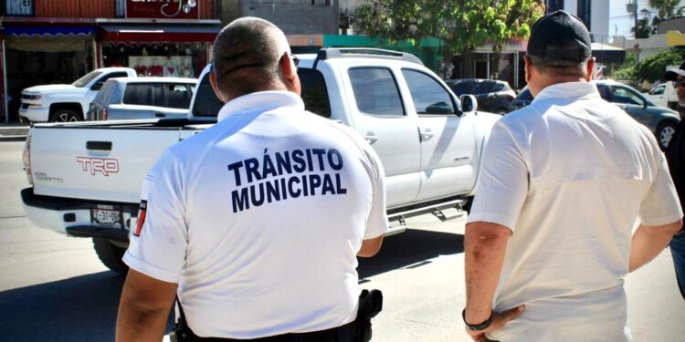 Autoridades delegacionales del H. XIV Ayuntamiento de Los Cabos realizaron un recorrido por las principales avenidas de la ciudad para ejecutar acciones que minimicen los congestionamientos y así ir mejorando la circulación en la zona