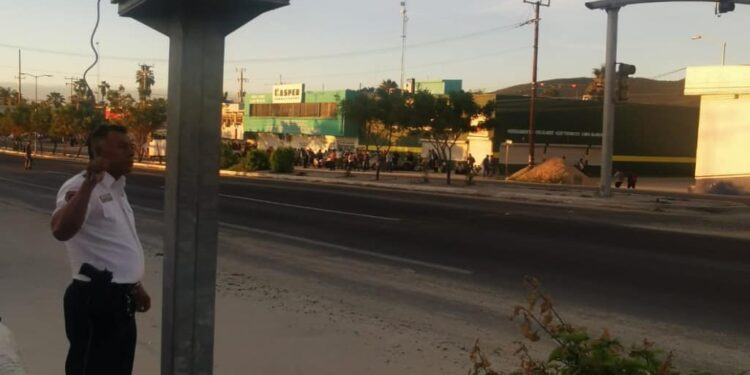 Se desplega en puntos estratégicos a personal de tránsito que controla de forma manual los diversos semáforos  