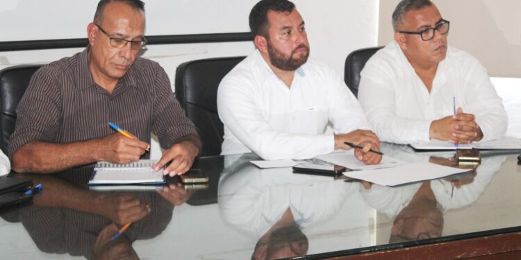 Gobierno de Los Cabos a través de integrantes de la Comisión Edilicia de Servicios Públicos, propició una mesa de trabajo con ambas partes para valorar de manera conjunta la dinámica y acciones a emprender en el tema