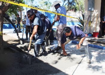 Continúa otorgando apoyos al sector educativo, en esta ocasión con la colocación de 8 metros cúbicos de concreto hidráulico en áreas comunes de la primaria León Cota Collins