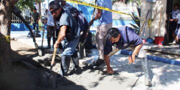 Continúa otorgando apoyos al sector educativo, en esta ocasión con la colocación de 8 metros cúbicos de concreto hidráulico en áreas comunes de la primaria León Cota Collins