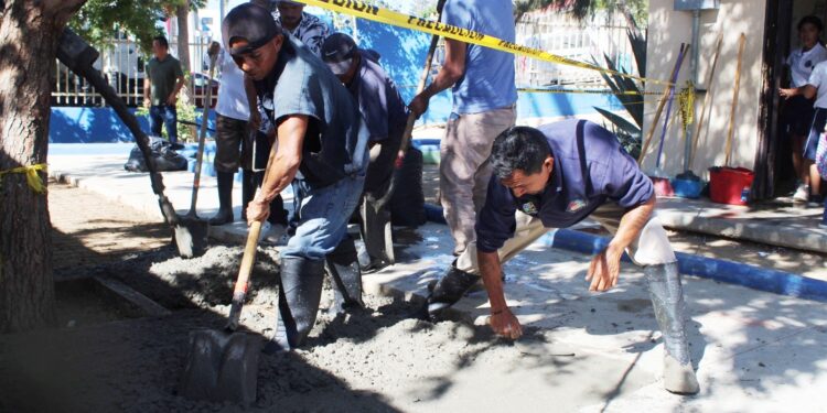 Continúa otorgando apoyos al sector educativo, en esta ocasión con la colocación de 8 metros cúbicos de concreto hidráulico en áreas comunes de la primaria León Cota Collins