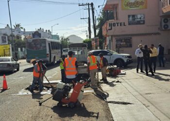 Continúan trabajando en el mantenimiento de las principales vialidades de la zona urbana en Cabo San Lucas.