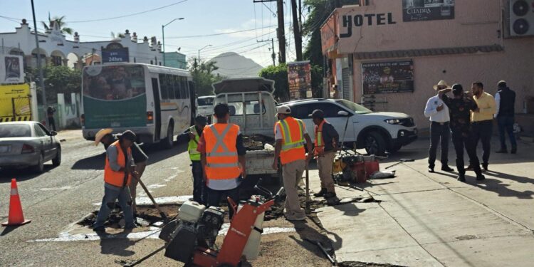 Continúan trabajando en el mantenimiento de las principales vialidades de la zona urbana en Cabo San Lucas.