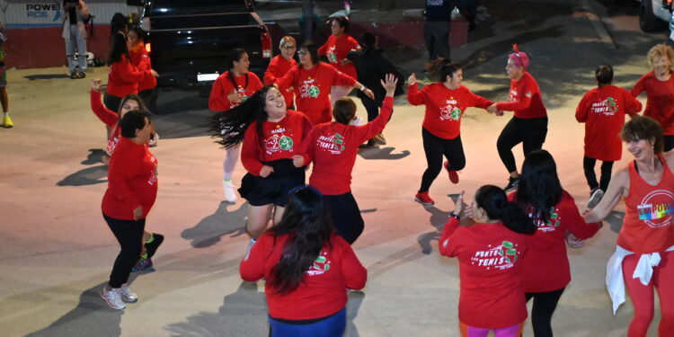 Efectuó una clase masiva de zumba donde la dinámica fue que cada participante realizó la donación de un juguete