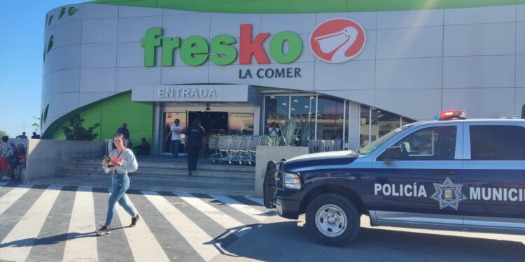 Realizan recorridos de vigilancia por los distintos centros comerciales del municipio de Los Cabos. 