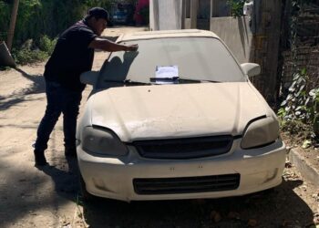 Se llevó a cabo notificaciones a propietarios de automóviles que se encuentran en condición de abandono en las calles de la ciudad.