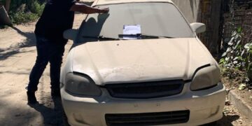Se llevó a cabo notificaciones a propietarios de automóviles que se encuentran en condición de abandono en las calles de la ciudad.