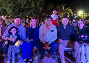 Realizaron el encendido de las luces del tradicional pino navideño e inauguraron el bazar que expone diversos artículos artesanales creados por el personal del Sistema DIF.