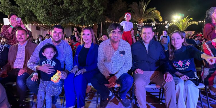 Realizaron el encendido de las luces del tradicional pino navideño e inauguraron el bazar que expone diversos artículos artesanales creados por el personal del Sistema DIF.