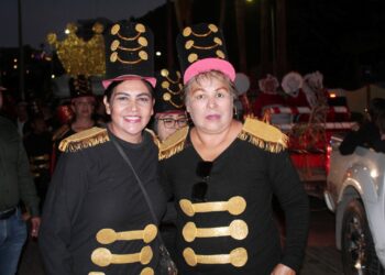 Desfile navideño por las principales calles de la ciudad, compartiendo un agradable momento con la ciudadanía y en especial con la niñez que encontraban a su paso