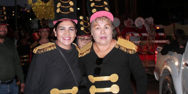 Desfile navideño por las principales calles de la ciudad, compartiendo un agradable momento con la ciudadanía y en especial con la niñez que encontraban a su paso