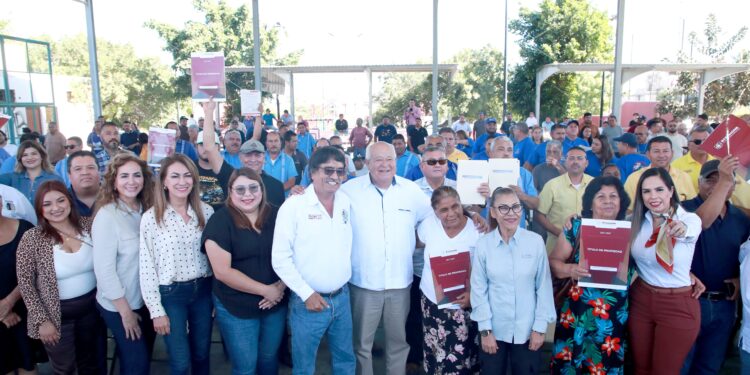 ENTREGA GOBERNADOR VCC, TÍTULOS DE PROPIEDAD Y CONCESIONES PARA TRANSPORTE PÚBLICO DE LC