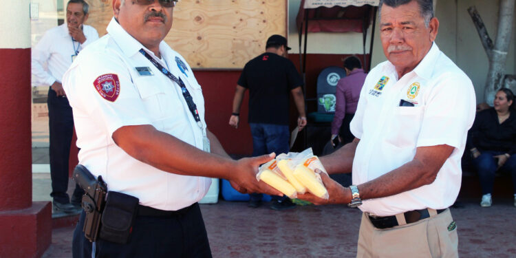 Con el objetivo de mejorar y mantener en óptimas condiciones las principales vialidades y señalamientos en las calles en la delegación Cabo San Lucas se entrego pintura de aceite y paquetre de brochas a la dependencia de Tránsito y Vialidad.