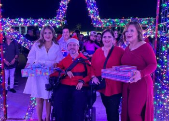 Inauguración del bazar y el tradicional encendido del Árbol Navideño