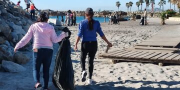 jornada de limpieza en la franja costera ubicada en la comunidad de La Playa, en San José del Cabo