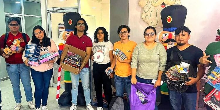 UABCS hace entrega de juguetes y cobijas recaudadas en campañas “Regalando Sonrisas” y “Abriga un Corazón”