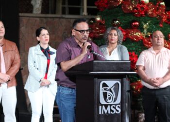 Enciende familia IMSS Baja California Sur tradicional árbol navideño