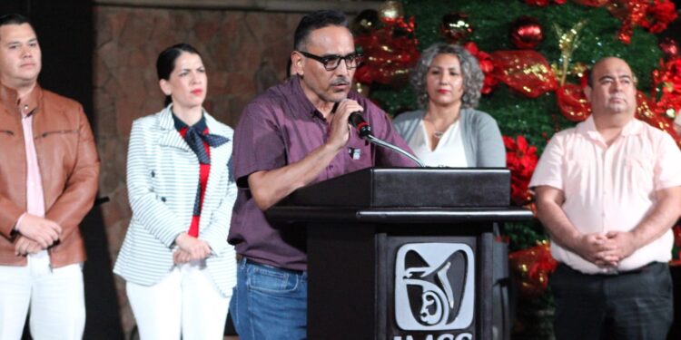 Enciende familia IMSS Baja California Sur tradicional árbol navideño