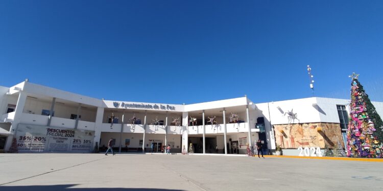 Cumple Ayuntamiento de La Paz con pago de aguinaldos a empleados municipales
