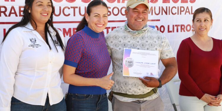 Entrega Ayuntamiento de La Paz apoyos sociales en San Juan de la Costa