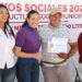 Entrega Ayuntamiento de La Paz apoyos sociales en San Juan de la Costa