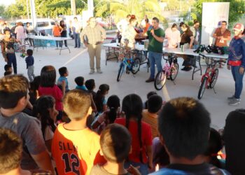 Entrega DIF La Paz  juguetes y cobijas en Conquista Agraria