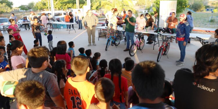 Entrega DIF La Paz  juguetes y cobijas en Conquista Agraria