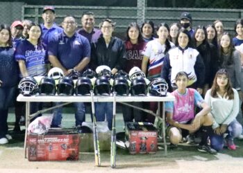 Entregan material deportivo a los preselectivos municipales de softbol