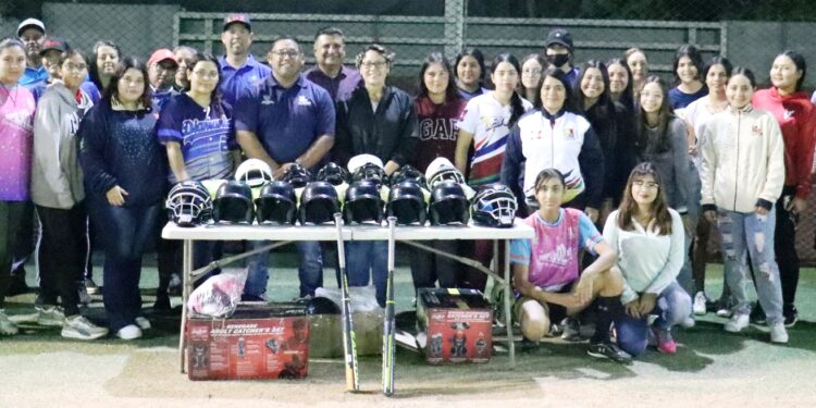 Entregan material deportivo a los preselectivos municipales de softbol