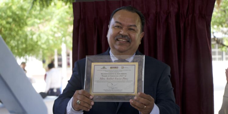 OBTIENE PREMIO “FORJADOR DE GENERACIONES 2023” EL MAESTRO SEALTIEL ENCISO PÉREZ