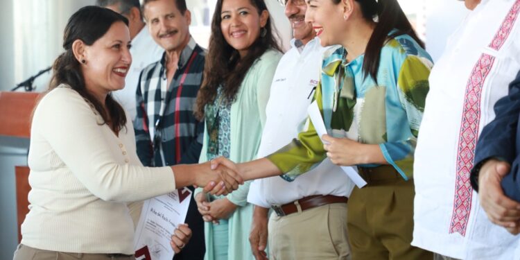 Reciben comunidades de La Paz 274 equipos fotovoltaicos