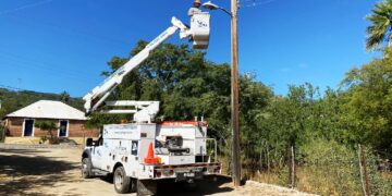Rehabilita Servicios Públicos más de 90 luminarias en comunidades