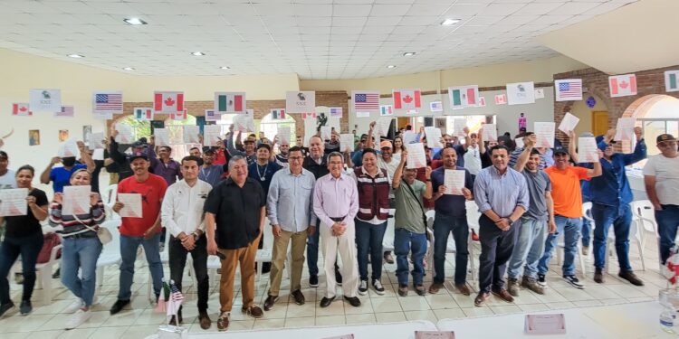 SNE-BCS RECONOCE A TRABAJADORES AGRÍCOLAS EN EL EXTRANJERO
