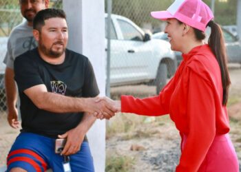 Supervisa Alcaldesa obra de rehabilitación del campo de béisbol en Agua Amarga
