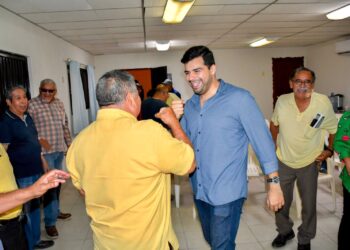 Se reúne Manuel Cota con transportistas de La Paz.