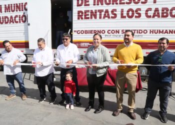 El alcalde Oscar Leggs Castro tuvo a bien cortar el listón e inaugurar de manera formal el módulo con 3 cajas recaudadoras frente a Palacio Municipal en San José del Cabo.