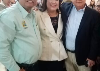 El gobernador Víctor Manuel Castro Cosío reunidos en el Honorable Congreso del Estado para conmemorar el XLIX aniversario de la Promulgación de la Constitución de Baja California Sur