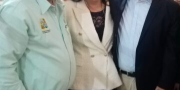 El gobernador Víctor Manuel Castro Cosío reunidos en el Honorable Congreso del Estado para conmemorar el XLIX aniversario de la Promulgación de la Constitución de Baja California Sur