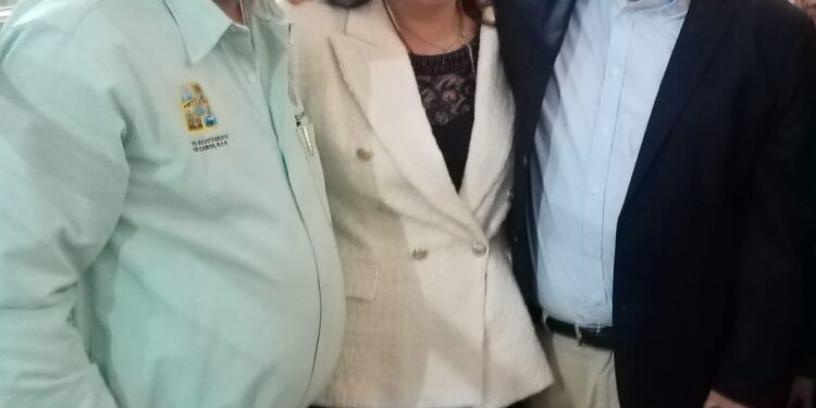 El gobernador Víctor Manuel Castro Cosío reunidos en el Honorable Congreso del Estado para conmemorar el XLIX aniversario de la Promulgación de la Constitución de Baja California Sur