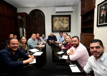Como parte del trabajo que realiza el Gobierno con sentido humano en Los Cabos, el presidente municipal Oscar Leggs Castro recibió en Palacio Municipal la vista del Gobernador de Baja California Sur Víctor Manuel Castro Cosío
