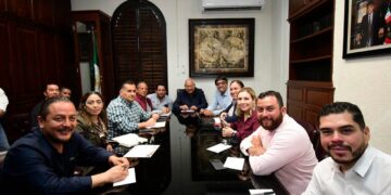 Como parte del trabajo que realiza el Gobierno con sentido humano en Los Cabos, el presidente municipal Oscar Leggs Castro recibió en Palacio Municipal la vista del Gobernador de Baja California Sur Víctor Manuel Castro Cosío